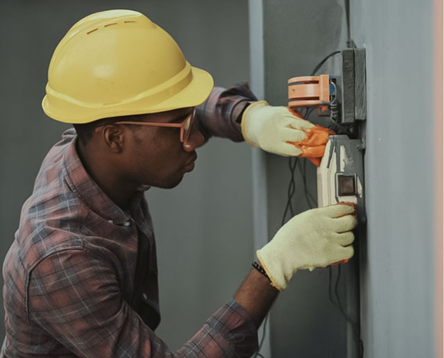 Luz Piscando em Casa em Santa Maria? Veja 4 Possíveis Causas eletricista carlos silva